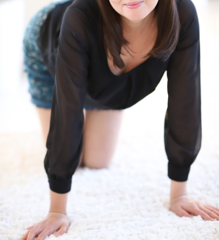 【神戸】美谷間と美脚が魅力のOLさん