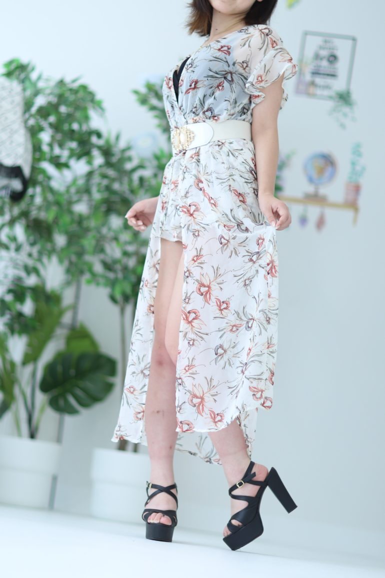 【大阪】きゅっっとしまった腰にスラリと伸びた足